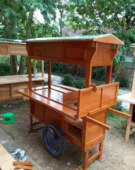 Sedia gerobak angkringan,mie ayam bakso,soto,sate,roti bakar,bubur dll