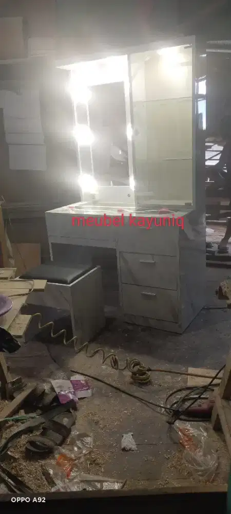 Meja rias lapis hpl