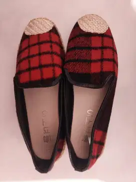 Sepatu Korean Style Motif Kotak Merah