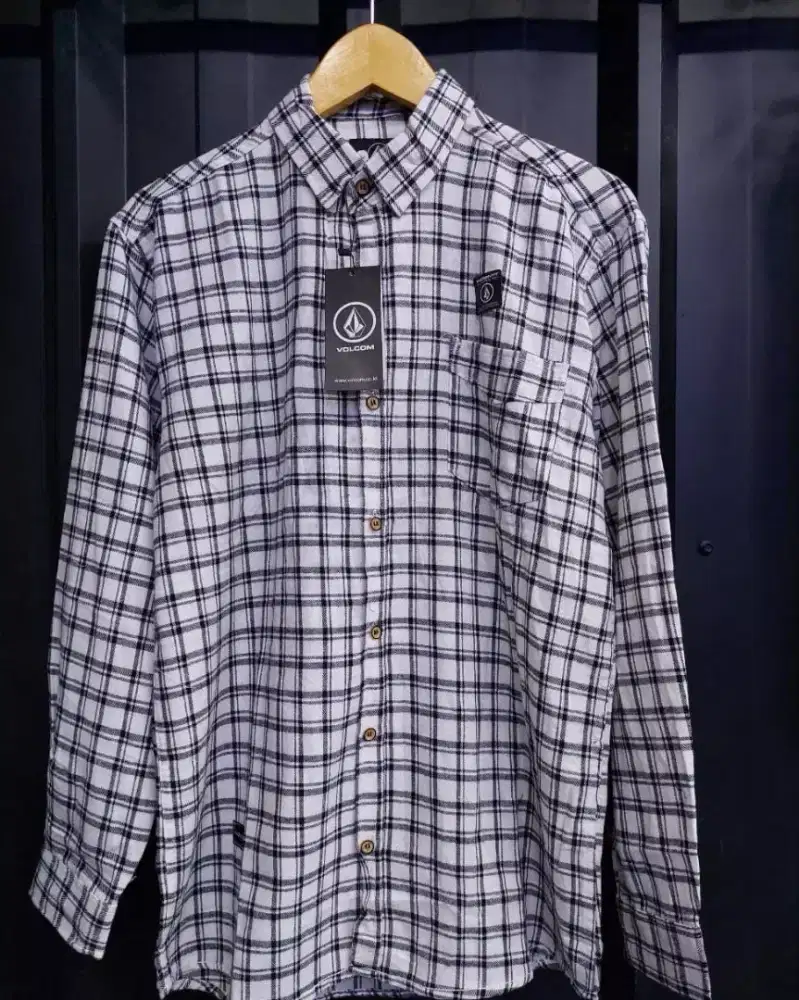 Flanel volcom putih hitam