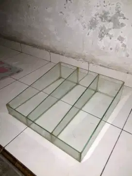 Rak kaca untuk tempat kaset CD dan DVD