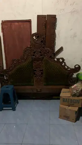 Di jual satu set lemari pakaian ,tempat tidur,meja rias dari kayu jati