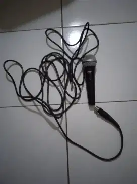 Microphone merek shure hitam