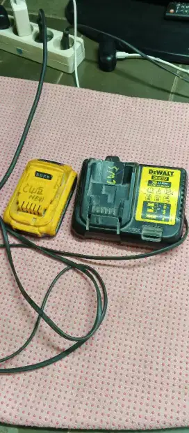 Charger plus batre dewalT DCB112