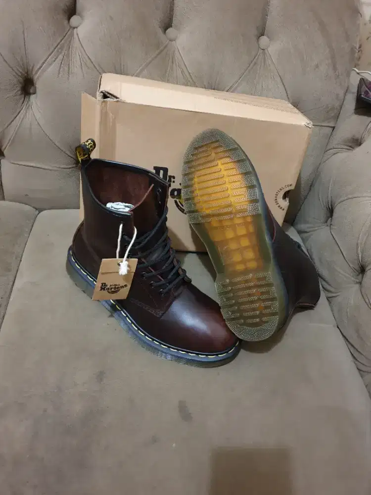 New .authentic sepatu .sneakers dr.martens size 42