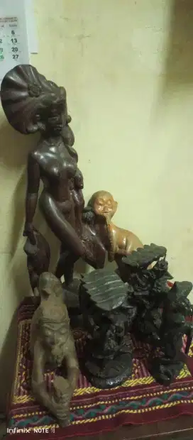 Hiasan patung kayu sekend