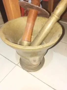 Tumbukan kuningan murni