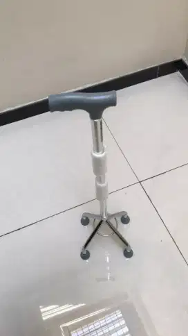 Tongkat Kaki 4 ( alat bantu jalan )