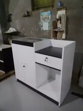 Meja Etalase putih hitam
