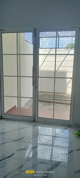 Pintu sekat kaca