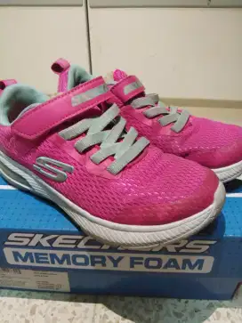 Sepatu pink merk skechers