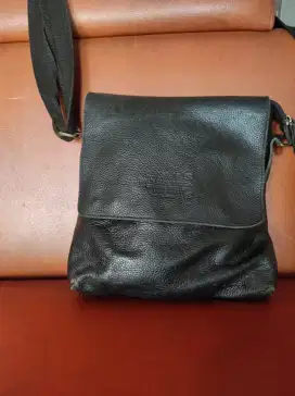 Tas selempang pria warna hitam merk levis bahan kulit original