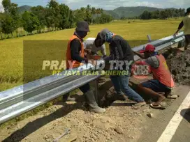 Guardrail pagar jalan