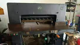 mesin potong kertas.