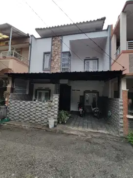 Rumah dua lantai 975 jt