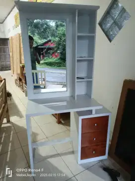 Meja Rias minimalis