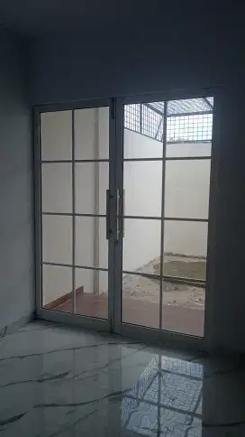 Pintu kaca sekat kaca