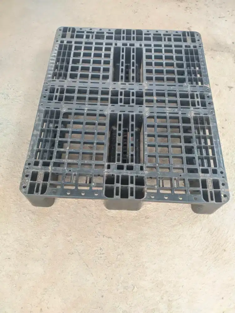 Palet plastik bekas kondisi 90%