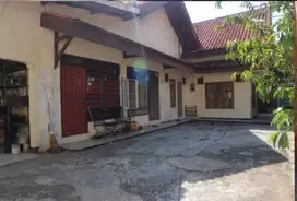 DIJUAL Rumah lokasi strategis di  Pramuka  Jakarta Pusat