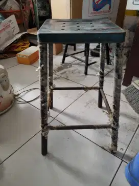 Kursi besi kotak