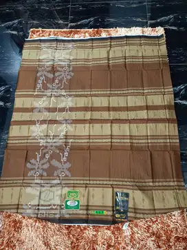 Sarung bhs sutra spunsilk 210 di lengkapi dengan pita sulam emas