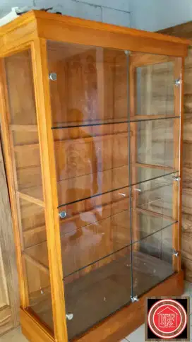 Almari kaca, almari hias, almari minimalis.
