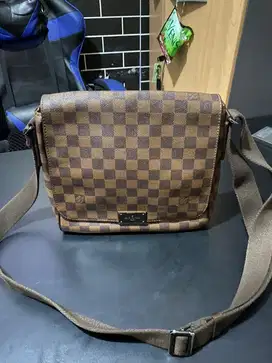 Slingbag pria lv damier district ebene