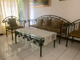 Dijual satu set kursi baja dan meja dari kaca