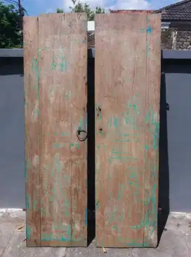 Sepasang daun pintu jati kuno
