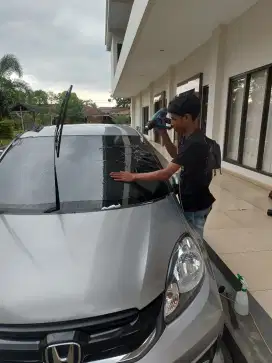 panggilan teknisi kaca film mobil dan jendela gedung
