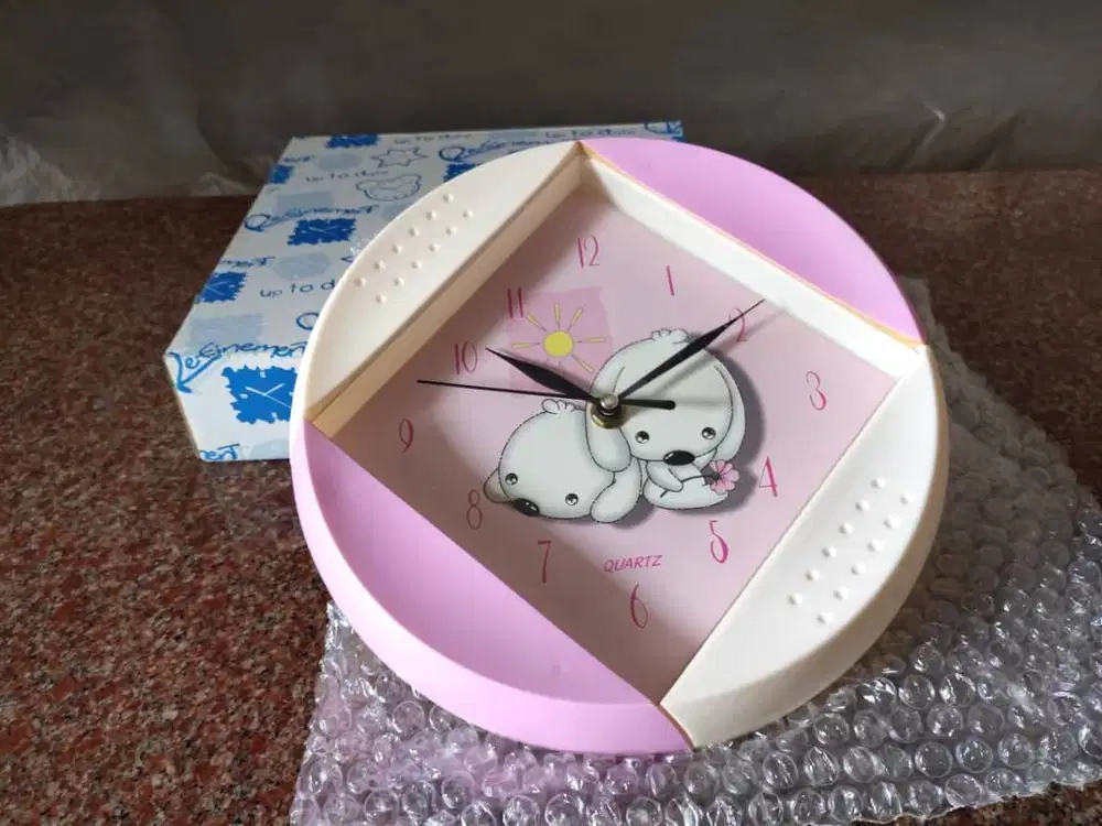 Jam dinding gambar anjing kecil imut