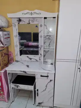 MEJA RIAS LAMPU KEKINIAN