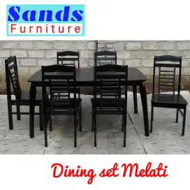 Meja makan kayu dengan 6 kursi