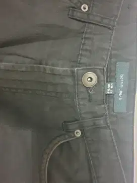 Jeans hitam bosini