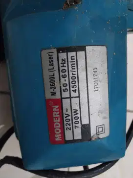 Gergaji mesin potong kayu seperti baru