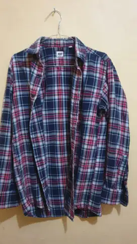 Uniqlo flannel merah size S bagus