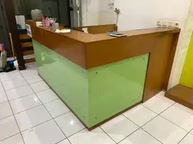 meja kasir kayu lapis kaca