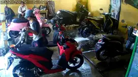 Petugas cuci motor