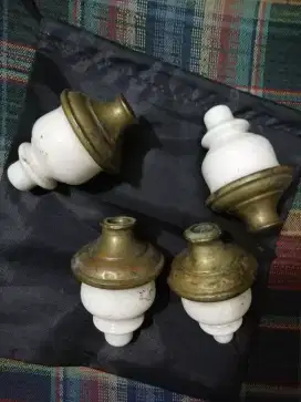 Hiasan ujung ranjang kuno antik vintage jadul langka keramik kuningan