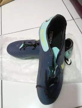 Sepatu bola Nike