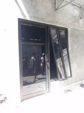 Partisi pintu kaca kusen alumunium salon barbershop