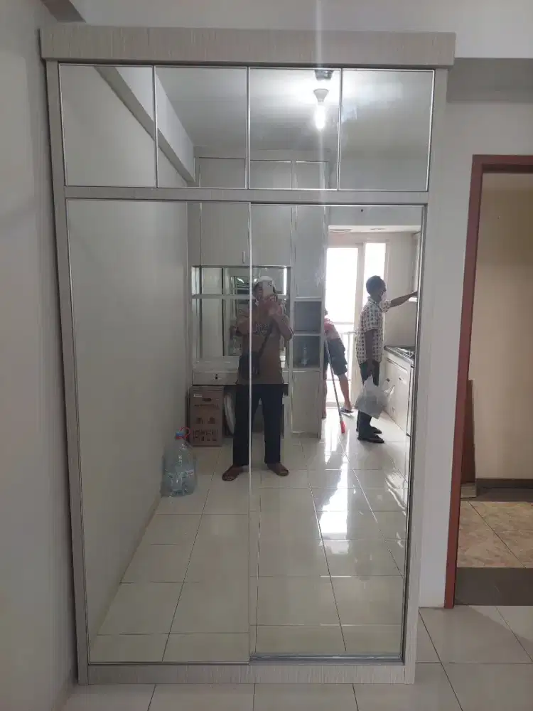 Lemari pakaian full cermin minimalis