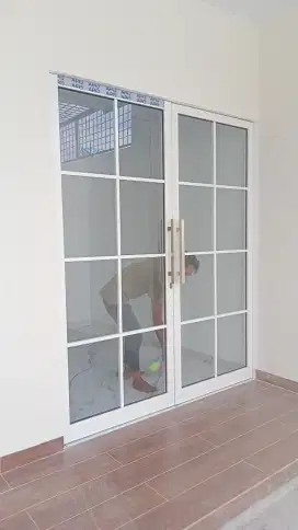 Pintu sekat kaca