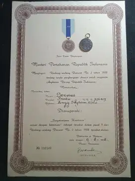 Piagam Penghargaan Militer + Medali nya