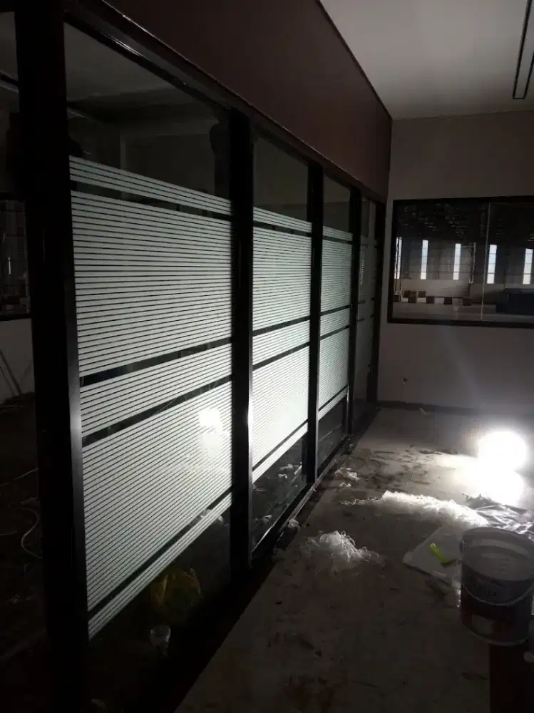 Sunblast dan kaca film untuk menahan cahaya matahari