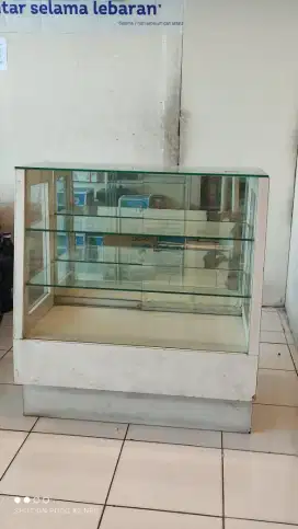 Etalase kaca bagus bekas display kosmetik