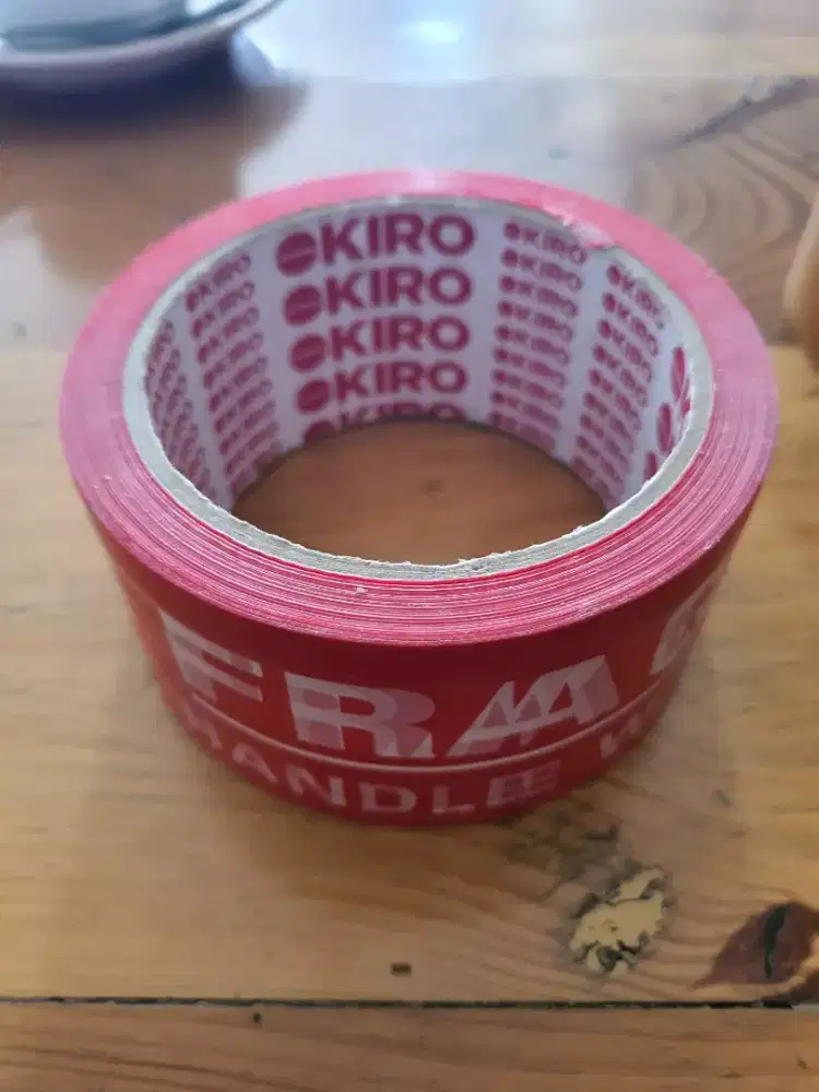 Lakban fragile merah