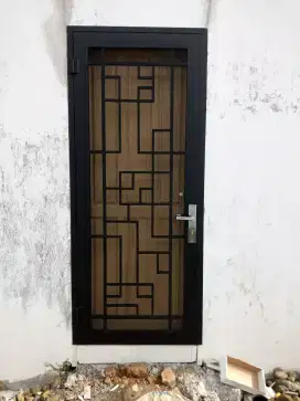 Pintu besi minimalis (digital)