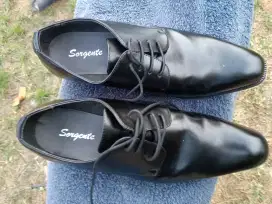 Sepatu kerja bekas hampir 99% kondisi nya kaya baru