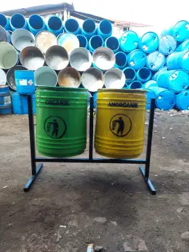 Tong sampah kaleng